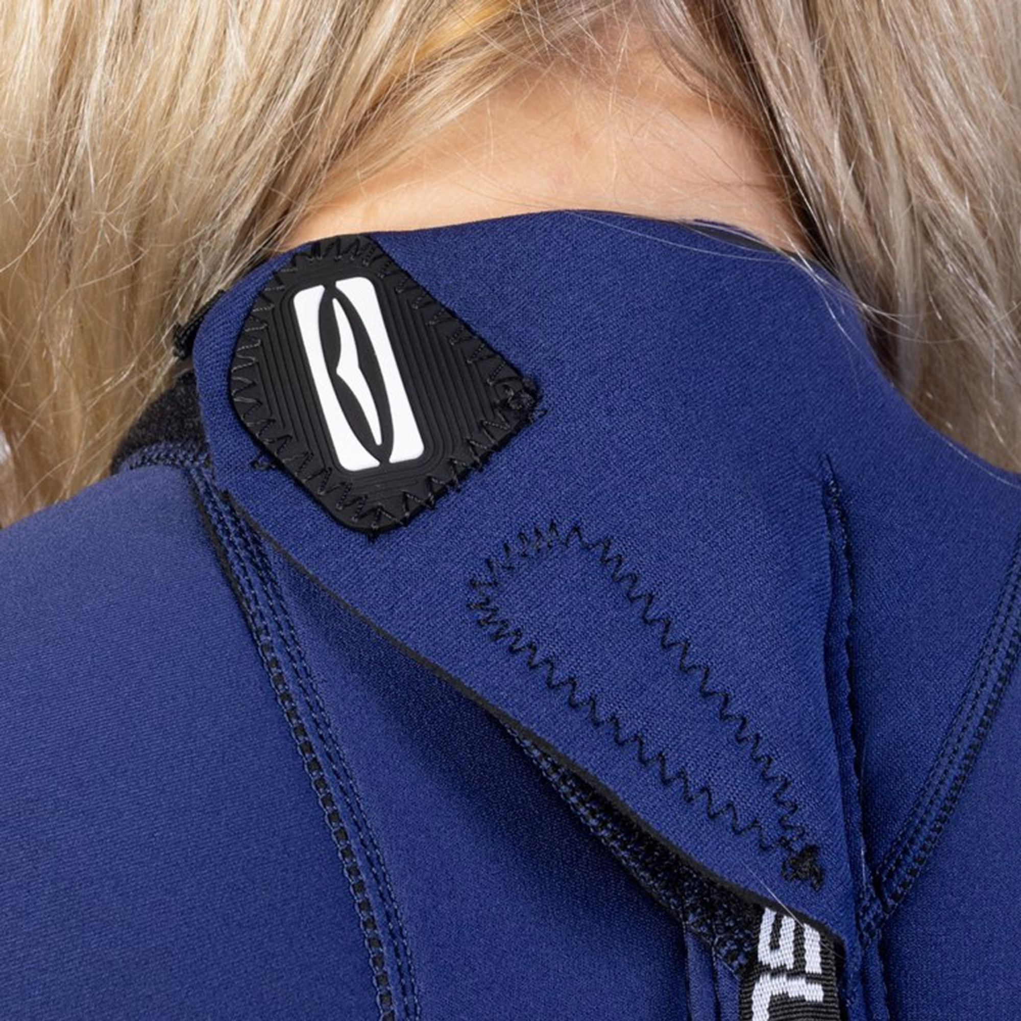 Gul Womens Response 32mm Flatlock Back Zip Wetsuit RE1319-C1 - Navy Paisley CLOSE UP